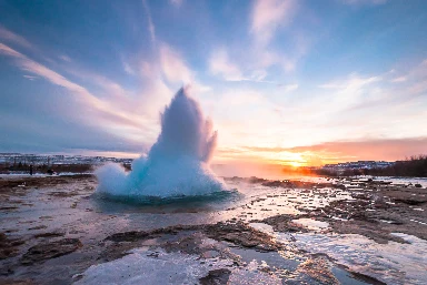Sky Lagoon Golden Circle and Northern Lights Tour / Package